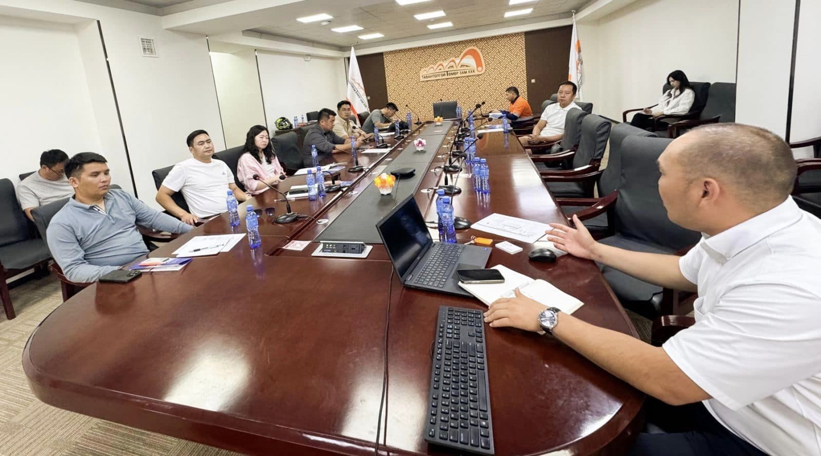 ВАГОН ДЕПОГИЙН ҮЙЛ АЖИЛЛАГААГ  АЧААНЫ ВАГОН ЭЗЭМШИГЧ БАЙГУУЛЛАГУУДАД ТАНИЛЦУУЛЛАА