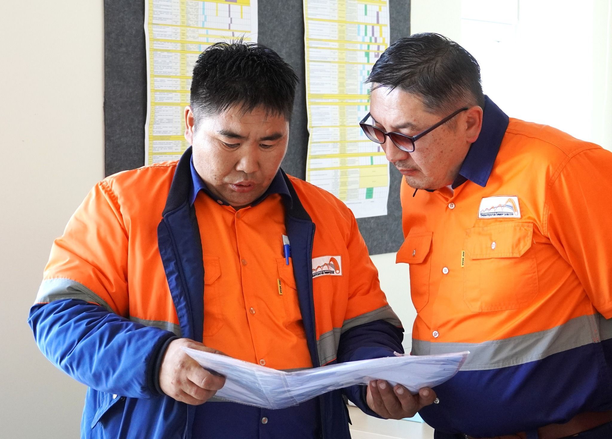 ТӨМӨР ЗАМЫН ГАЛТ ТЭРЭГНИЙ ХӨДӨЛГӨӨНИЙ АЮУЛГҮЙ БАЙДЛЫГ ХАНГАХ АЖИЛДАА ХИЧЭЭЛ ЗҮТГЭЛ ГАРГАСАН ЗАРИМ АЖИЛЧДЫГ ГҮЙЦЭТГЭХ ЗАХИРЛЫН НЭРЭМЖИТ ШАГНАЛААР ШАГНАЛАА