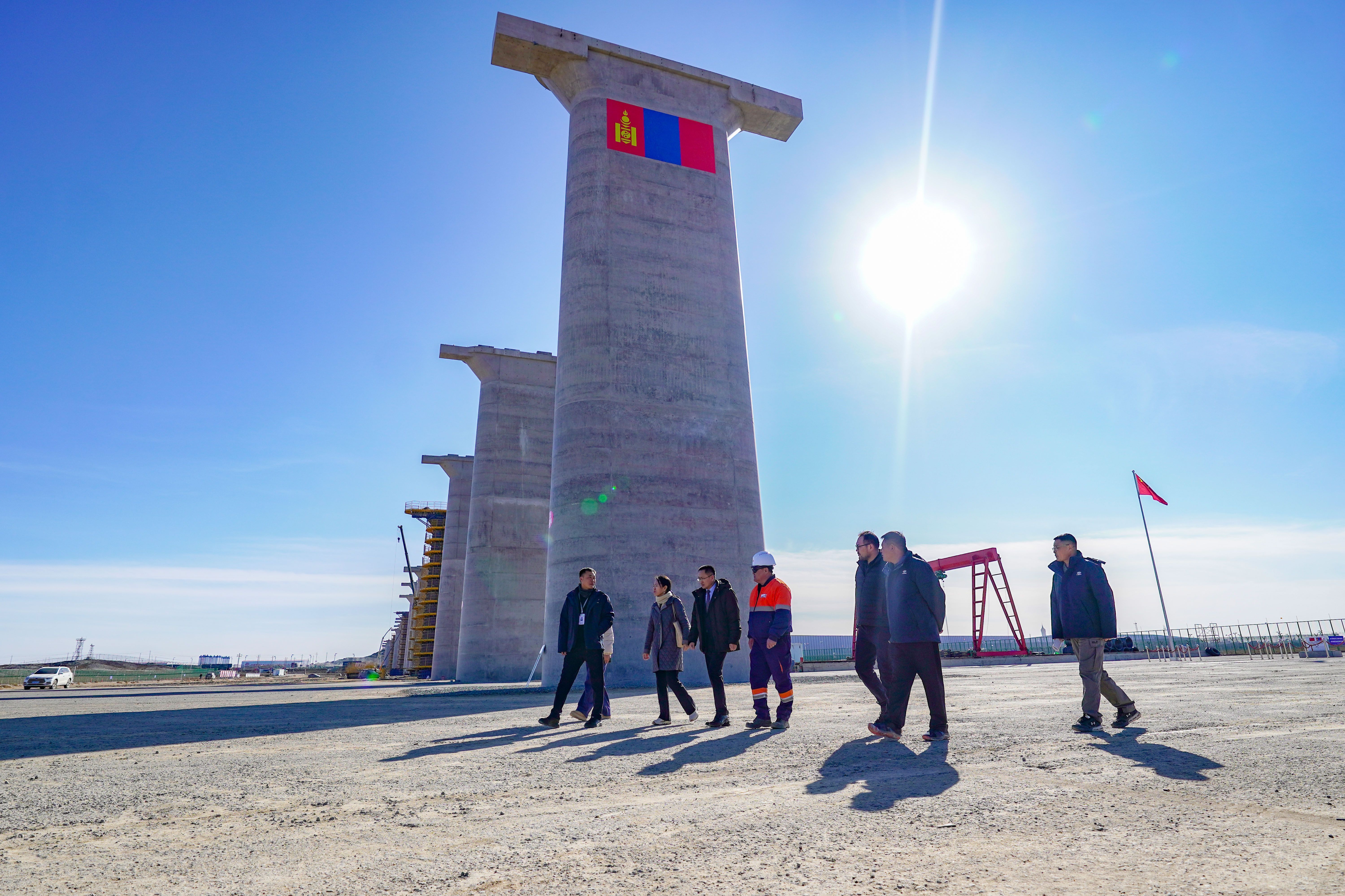 БНХАУ-ААС ЗАМЫН-ҮҮДЭД СУУГАА ЕРӨНХИЙ КОНСУЛЫН ГАЗАР БОЛОН CRCC КОМПАНИЙН ТӨЛӨӨЛӨЛ “ТАВАНТОЛГОЙ ТӨМӨР ЗАМ” ХХК-ИЙН ТӨСЛИЙН ТАЛБАЙД АЖИЛЛАЛАА.