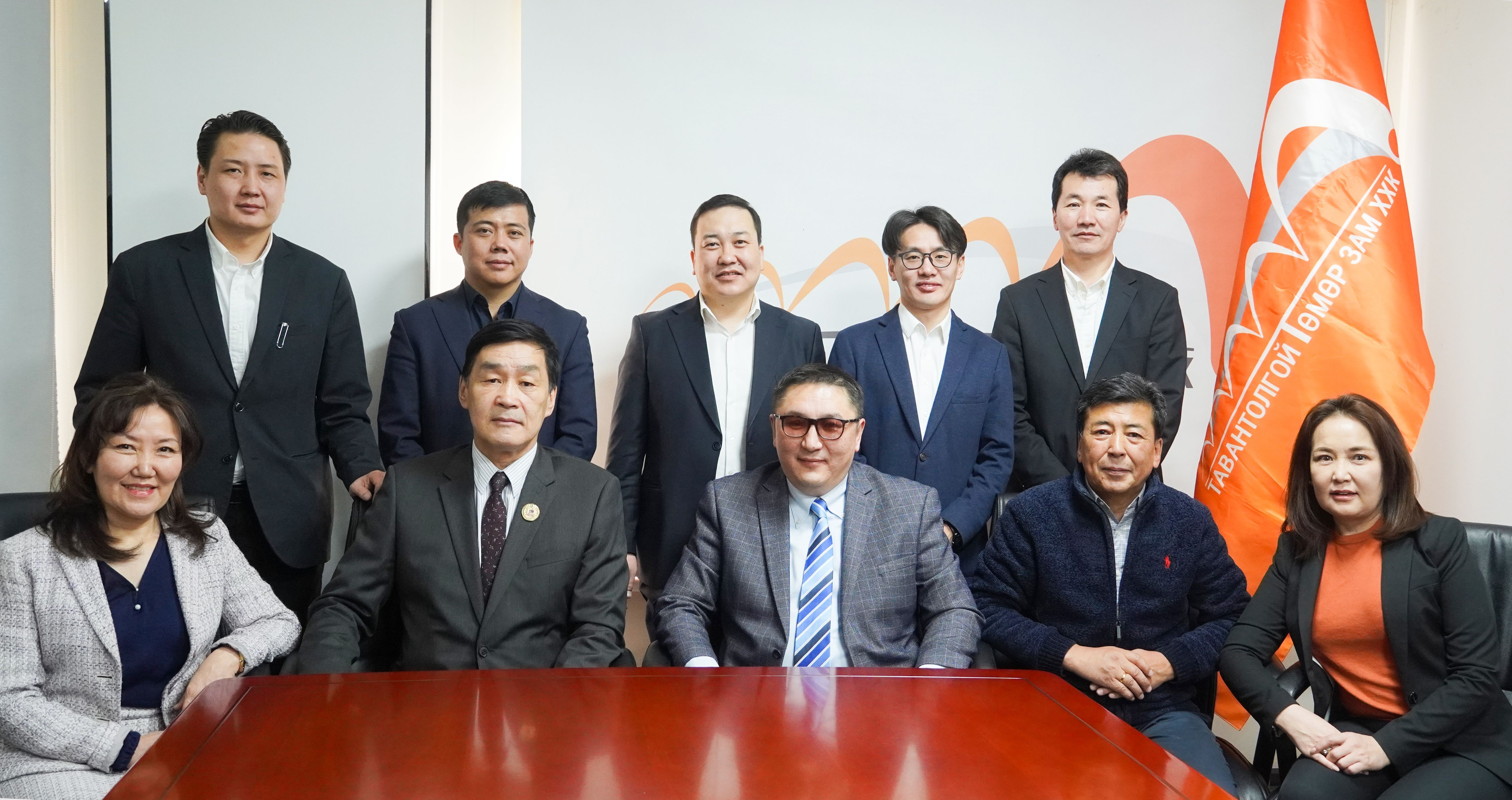 “ХИЛЭНТ ЭХ” ХЭМЭЭХ ЛУУ ЖИЛИЙН ЦАГААН САРЫН БАЯРЫГ УГТАН ТАВАНТОЛГОЙ ТӨМӨР ЗАМ ХХК АХМАДУУДАА ХҮЛЭЭН АВЧ, ХҮНДЭТГЭЛ ҮЗҮҮЛЛЭЭ.