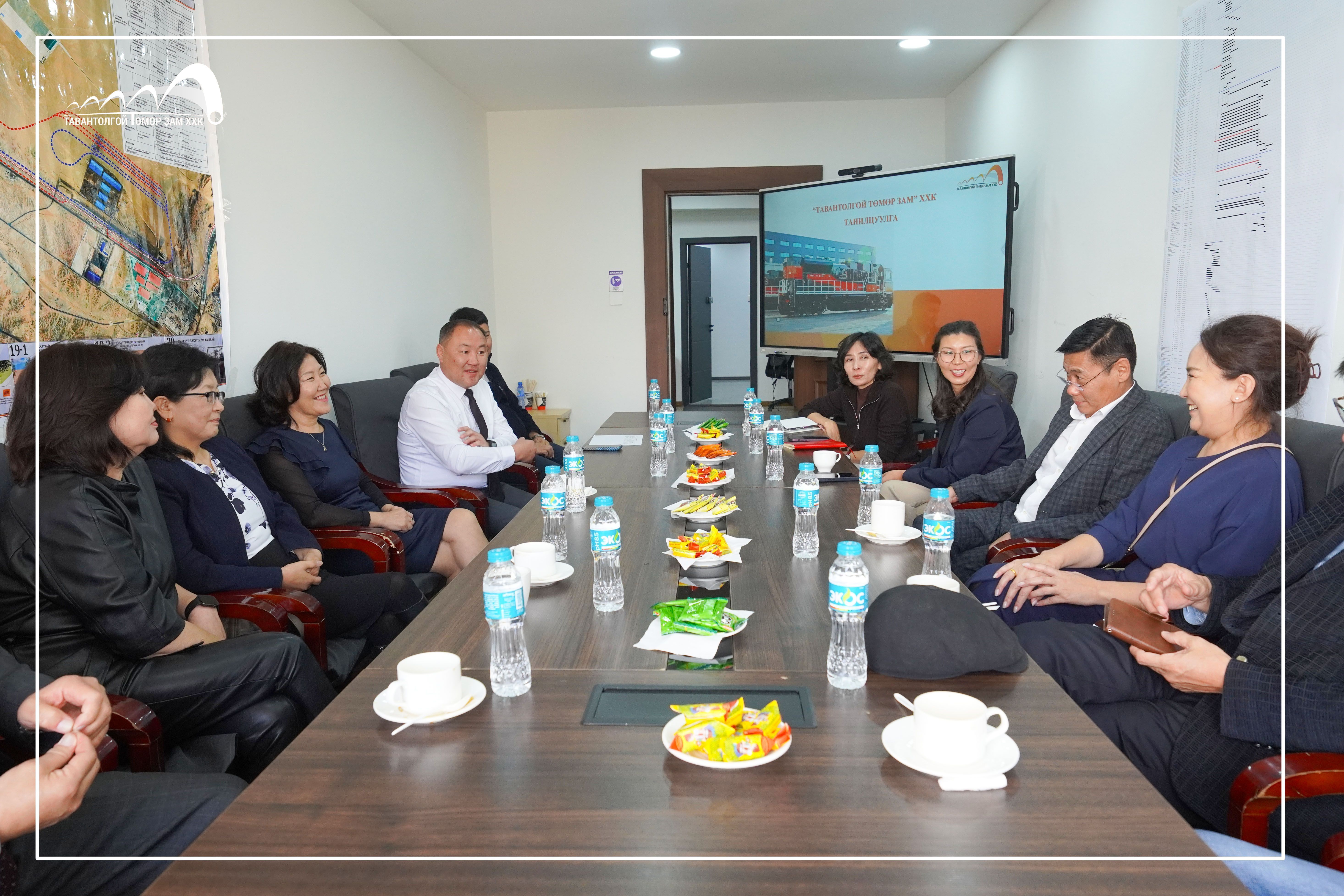 “ТАВАНТОЛГОЙ ТӨМӨР ЗАМ” ХХК АХМАД АЖИЛТНУУДАА ХҮНДЭТГЭН ХҮЛЭЭЖ АВЛАА