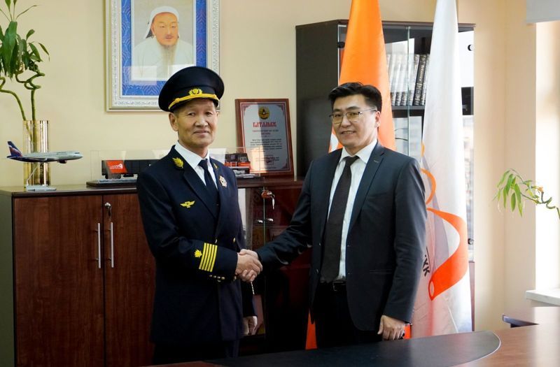 ХОЛБОО ХАРИУЦСАН АХЛАХ ИНЖЕНЕР С.САРУУЛМЭНД, ЗАМ ХЭМЖИГЧ ВАГОНЫ ДАРГА Д.БАЙГАЛМАА НАР ТӨРИЙН ДЭЭД АЛТАН ГАДАС ОДОН ХҮРТЛЭЭ